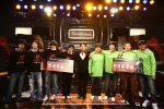 왼쪽부터 ‘기어스 오브 워 2 한국 시리즈 최종 결승전 에서 최우수상을 수상한 ‘파이브스타’팀, 한국마이크로소프트 EDD 조혁 부장, 준우승을 차지한 ‘Clan CNT’팀