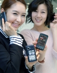 LG전자 모델들이 하나의 폰으로 두 개의 전화번호를 쓸 수 있는 '듀얼 심카드 터치폰'을 선보이고 있다. 이 제품은 CIS/중국 지역 비즈니스맨을 겨냥한 프리미엄