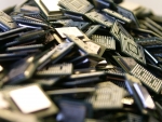 인피니언, 초저가 휴대전화 용 칩 1억개 이상 판매