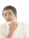 반복적인 자가제모 모낭염 유발, 심하면 구진이나 농포로 발전
