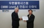 이강후 우정사업정보센터장이 지난달 말 헨리 슈나이더(Henry Schneider) 미국 카네기멜론대 소프트웨어공학연구소 공식심사원으로부터 우편물류시스템 CMMI 레벨4 인증서를 수