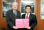 외환은행(銀行長 리처드 웨커/www.keb.co.kr) 카드사업본부 정수천 상무(오른쪽)와 한국심장재단 박춘거 이사장(왼쪽)은 “사랑의 물주기” 행사로 모금 된 심장병 어린이 수술