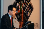 LG전자 안승권 사장이 MWC(Mobile World Congress) 2009 전시회장 내 미디어센터에서 약 450여명의 외신기자 및 업계 관계자들이 운집한 가운데 3G 와치폰을