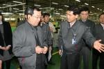 행사 후 전력기기 생산라인을 둘러보고 있는 구자홍 회장(왼쪽)