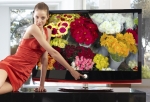 LG전자 엑스캔버스 모델인 영화배우 켈리 크레이그가 국내에 선보인 LCD TV 중 가장 얇고 10만대 1 명암비 등으로 화질이 한층 선명해진 스칼렛 LCD TV 신제품을 소개하고 