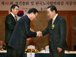 2월 26일(목) 오전 조선호텔 그랜드볼룸에서 열린 &lt;2009년 한국 노사협력대상 시상식&gt;에서 윤영두 아시아나항공 사장(왼쪽 앞)과  이기준 아시아나항