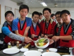 2008년도 한중 국가간 청소년교류활동에 참가한 한중 청소년들이 한국의 전통음식인 전주비빔밥을 함께 만드는 모습
