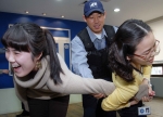 ADT캡스 경호팀이 지난 6일 삼성동 본사에서 사내 여직원들을 대상으로 ‘여성 호신술 트레이닝’을 열고 호신술 시범과 체험 교육을 진행하고 있다.