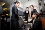 한국항공전문학교 박인주 교수가 학생들에게 승무원 의자인 점프시트(Jump seat)의 구조 및 착석방법과 비상장비에 대해 설명하고 있다