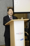 삼성전자 네트워크사업부 김운섭 부사장이 LRTC 모바일 와이맥스 개통식에서 축사를 하고 있다. 리투아니아 교통통신부 차관을 비롯한 국가 주요 인사 200여명이 참석했다.