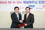SAP 코리아와 아시아나IDT가 SAP 비즈니스 올-인-원 채널 파트너십 체결 후 형원준 SAP 코리아 사장(사진 왼쪽)과 아시아나IDT 김종호 사장이 악수를 나누고 있다.