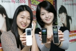 LG데이콤이 와이파이 방식의 무선 myLG070폰 2종을 상용화한다. 새로 선보인 전화기는 인켈과 개발한 WPI-8000(오른쪽), 팬텍과 개발한 WPP-8000(오른쪽 두 번째)