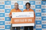 ING생명 아얀투어 마케팅총괄 상무와 홍명보장학재단 홍명보 이사장은 ‘2010 FIFA 월드컵 아시아 최종예선전’의 남북한전을 맞이해 진행되는 ING Winning Youth Fo