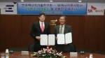 SK에너지 박상훈 P&T 사장(사진 오른쪽)과 한국에너지기술연구원 한문희 원장(사진 왼쪽)이 25일 대전 한국에너지기술연구원 그린빌딩에서 “저탄소 녹색성장을 위한 청정에너지 공동 