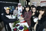 HSBC 은행 직원들이 기후 변화를 막기 위한 한 시간 불끄기 운동인 '지구 시간(Earth Hour) 행사'에 참여하기로 서명하고 꽃 화분을 받으며 즐거워하고 