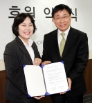 더페이스샵 송기룡 대표(오른쪽)가 30일 서울 역삼동 본사에서 한국여성의전화 정춘숙 대표와 연간 후원식을 갖고 이에 대한 약정서를 들어보이고 있다.
