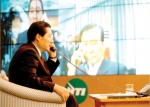 1999년 4월 신윤식 (당시) 하나로통신 사장이 세계 최초로 ADSL을 상용서비스한 것을 기념해 김대중 대통령과 ADSL 회선을 이용해 화상통화를 하고 있다.