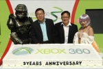 삼성동 코엑스 밀레니엄 광장에서 펼쳐진, 비디오 콘솔 게임기 Xbox 360 3주년 축하 케이크 커팅 세레머니 왼쪽부터 한국마이크소로프트 김대진 상무, 한국마이크로소프트 송진호 이