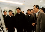 자칭린(왼쪽에서 세번째) 중국 정협 주석이 하이닉스 우시공장을 방문해 김종갑 사장(오른쪽)의 설명을 듣고 있다.