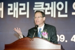 래리 클레인 신임 외환은행장이 1일 오전 9시 서울 을지로 외환은행 본점 대강당에서 열린 취임식에서 취임사를 하고 있다.