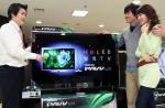 서울 롯데백화점 잠실점을 찾은 고객들이 삼성 파브 LED TV 7000 시리즈에 대한 제품 설명을 판매직원으로부터 듣고 있다.