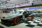 한국타이어의 '벤투스 V12 evo(Ventus V12 evo)'의 오렌지색 전시용 타이어가 장착된 현대자동차 제네시스 쿠페 ‘프로 드리프트 머신(Pro Drif