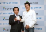 이승호 낙농자조금관리위원회 위원장(좌)과 우유홍보대사 박태환(우)이 우유 건배를 하고 있다.