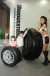 어린이들 옆 타이어는 친환경 타이어 에코피아(ECOPIA) EP100(사진 왼쪽), 레이싱모델 옆 타이어는 에어버스 A380 항공기용 타이어 (사진 오른쪽)