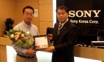소니코리아 키쿠오 오쿠라 마케팅 본부장(왼쪽)이 GfK코리아 권문근 지사장 (오른쪽)로부터  ‘2008 GfK 아시아 넘버원 브랜드 어워드’를 수상하는 모습