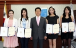 이달곤 행정안전부 장관이 16일 오후 정부중앙청사에서 환경오염, 교통체증, 에너지 고갈 등에 때한 효과적 대응수단인 자전거 이용에 대한 국민적 인식과 관심을 높이기 위해, 탤런트 