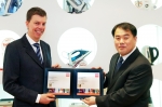 (유)그룹세브코리아의 자비에 데무띠에 대표가 GfK Korea 권문근 지사장으로부터 ‘2008 GfK 아시아 넘버원 브랜드 어워드’를 수상하고 있다.