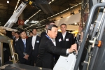 박용현 두산 회장(가운데)이 22일(현지시각) 프랑스 파리에서 열린 세계 3대 건설기계 전시회 ‘인터마트 2009’에 참석해 두산 전시관에서 밥캣 장비를 살펴보고 있다. 박 회장은