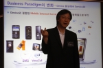 24일 서울 삼성동 코엑스 인터콘티넨털 호텔에서 개최된 '삼성 글로벌 개발자의 날' 행사에서 삼성전자 미디어솔루션센터(MSC)장 이호수 부사장이 삼성 휴대폰의 글