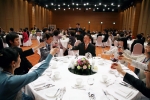 24일과 25일, 양일간 열린 현대하이스코 신입사원 부모님 초청행사에서 김원갑 부회장(가운데)이 참석한 부모님들과 건배를 하고 있다.