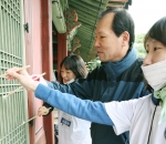 신한카드 이재우 사장(가운데)과 신한금융그룹 임직원들이 신한금융그룹 자원봉사대축제의 일환으로 실시된 창경궁 문화재 보호활동에서 창경궁 영춘헌의 먼지제거 작업을 하고 있다.