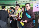 허병익 국세청장 직무대행은 근로장려세제 홍보대사(박수홍, 최정원)와 함께 09.4.27(월) 7시 50분부터 구로디지털단지역에서 홍보물을 나누어주며 근로장려금을 신청하도록 안내하고