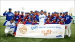 지난 25일 삼성 <하하하 캠페인 2009>의 일환으로 진행되는 ‘나눔 클래스’ 야구 교실에 참가한 대구 경상 중학교 야구부 선수들이 삼성라이온즈 선수들과 기념촬영을 하