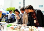 28일(火) 하이닉스 청주사업장에서 열린 '나눔 바자회'에서 임직원들이 기부 물품을 구매하고 있다.