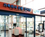 한국산업기술대 기술혁신파크(TIP) 1층 메인홀에 설치돼 22일 개관식을 갖는「가족회사 상품 전시관」 입구 전경