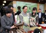 우리투자증권 박종수 사장(사진 가운데)이 지난 4월 4일 아름다운 가게에서 임직원들이 기부한 물품을 판매하는 자원봉사활동을 하고 있다.