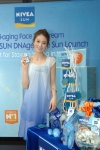 니베아 선 '디엔에이지 페이스 선 크림'의 출시를 기념하기 위해 행사에 참석한 안혜경이 제품을 들고 아름다운 미소를 선보이고 있다