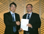 소니(Sony Corporation)의 디지털 이미징 사업 부문의 시게키 이시즈카(Shigeki Ishizuka) 사장(왼쪽)과 칼 자이스(Carl Zeiss AG) 카메라 렌즈 