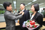 분당 KT 본사 사옥에서 표현명 KT 코포레이트센터장이 KT로 발령 받은 직원에게 KT 빼치를 달아주고 있다.