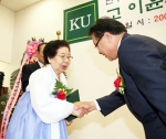 8일 건국대 법학전문대학원 국제회의장에서 열린 6.3항쟁 희생자 고 이윤식 학생 명예 졸업장수여식에서 김우봉 건국대 부총장이 이씨의 어머니 이삼숙(85․광주 동구 동명동)씨에게 명