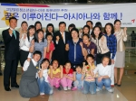 8일 김포공항에서 미국 방문공연에 참가하는 쉼터 청소년들이 아시아나항공 주용석 상무(가운데) 및 아시아나 임직원들과 공연출발에 앞서 발대식을 가지며 성공적인 공연을 위해 화이팅을 