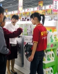 LG전자 이달부터 드럼세탁기가 세계적인 항균전문 브랜드‘데톨(Dettol)’과 손잡고 ‘항균마케팅’을 펼친다. LG전자 판매직원이 중국 가전매장을 방문한 고객들에게 2009년형 L