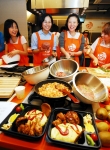 지난 12일 오후 태평로 ‘라퀴진’에서 열린 <하하하 캠페인 2009> 나눔 클래스 문성실의 요리교실에서 요리 파워블로거 문성실과 수강생들이 즐겁게 도시락을 만들고 있다