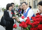 5월 14일 아침 광화문 지하철역 앞에서 한국씨티은행 하영구 은행장(파란 조끼 착용)과 직원들이 가두 캠페인을 열고 출근 중인 고객들에게 아름다운 꽃을 전달하며 감사의 마음을 전하