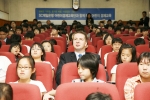5월 14일 서울 서대문의 독립문초등학교에서 열린 경제교육단 출범 행사에서 초등학교 학생들과 데이비드 토마스 SC제일은행 부행장 및  경제교육단이 함께 행사에 참여하고 있다.