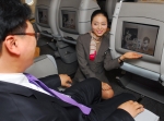 아시아나항공 승무원이 22일부터 기내에 방영돠는 '글로벌 에티켓' 애니메이션을 승객에게 안내하고 있다.